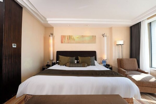 Caja de seguridad en la habitación y tabla de planchar con plancha 