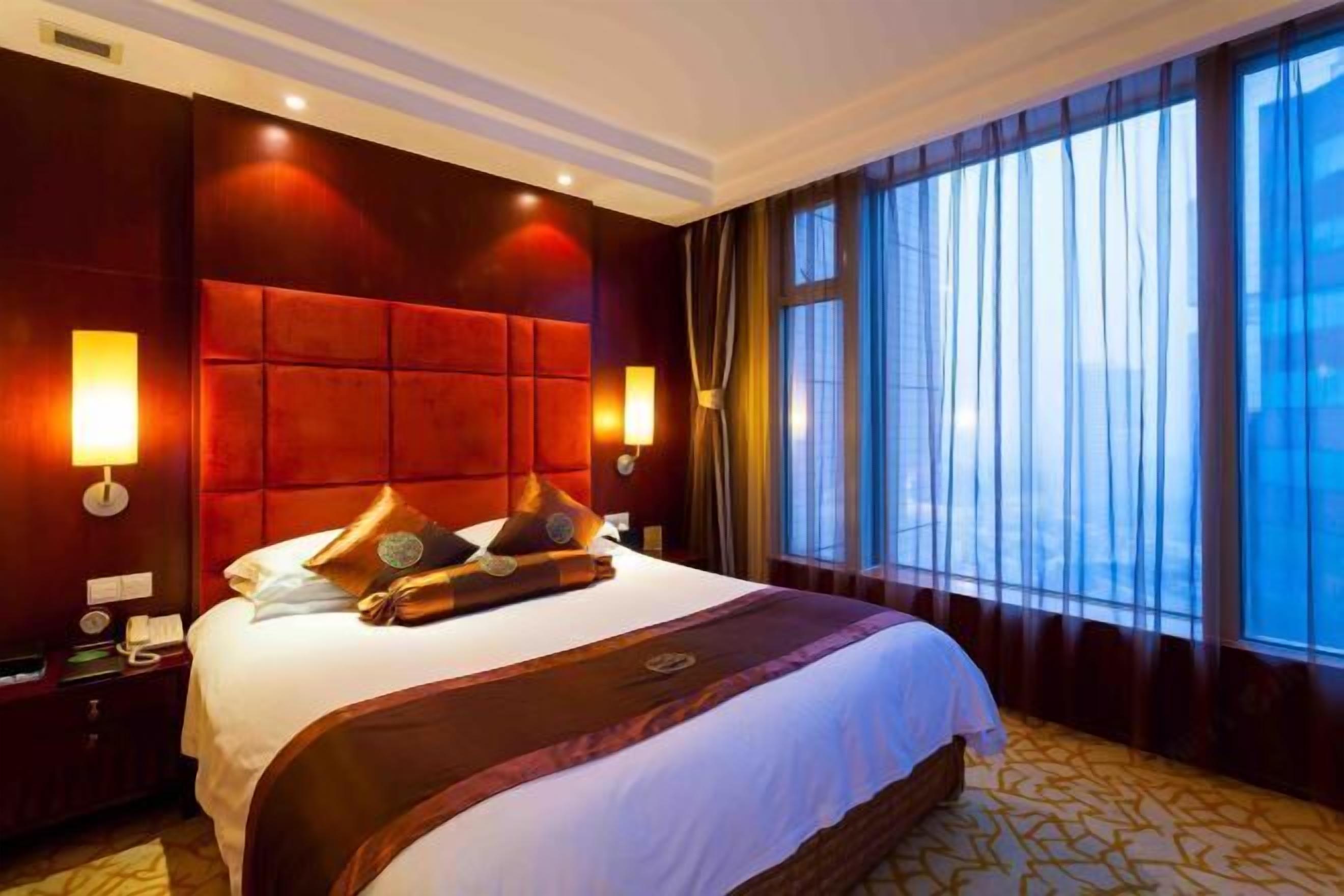 Una cassaforte in camera, ferro/asse da stiro, culle/letti per bambini