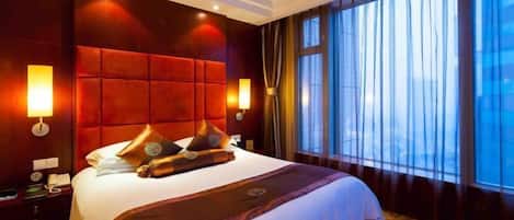 Peti besi dalam bilik, seterika/papan seterika, katil bayi/kot