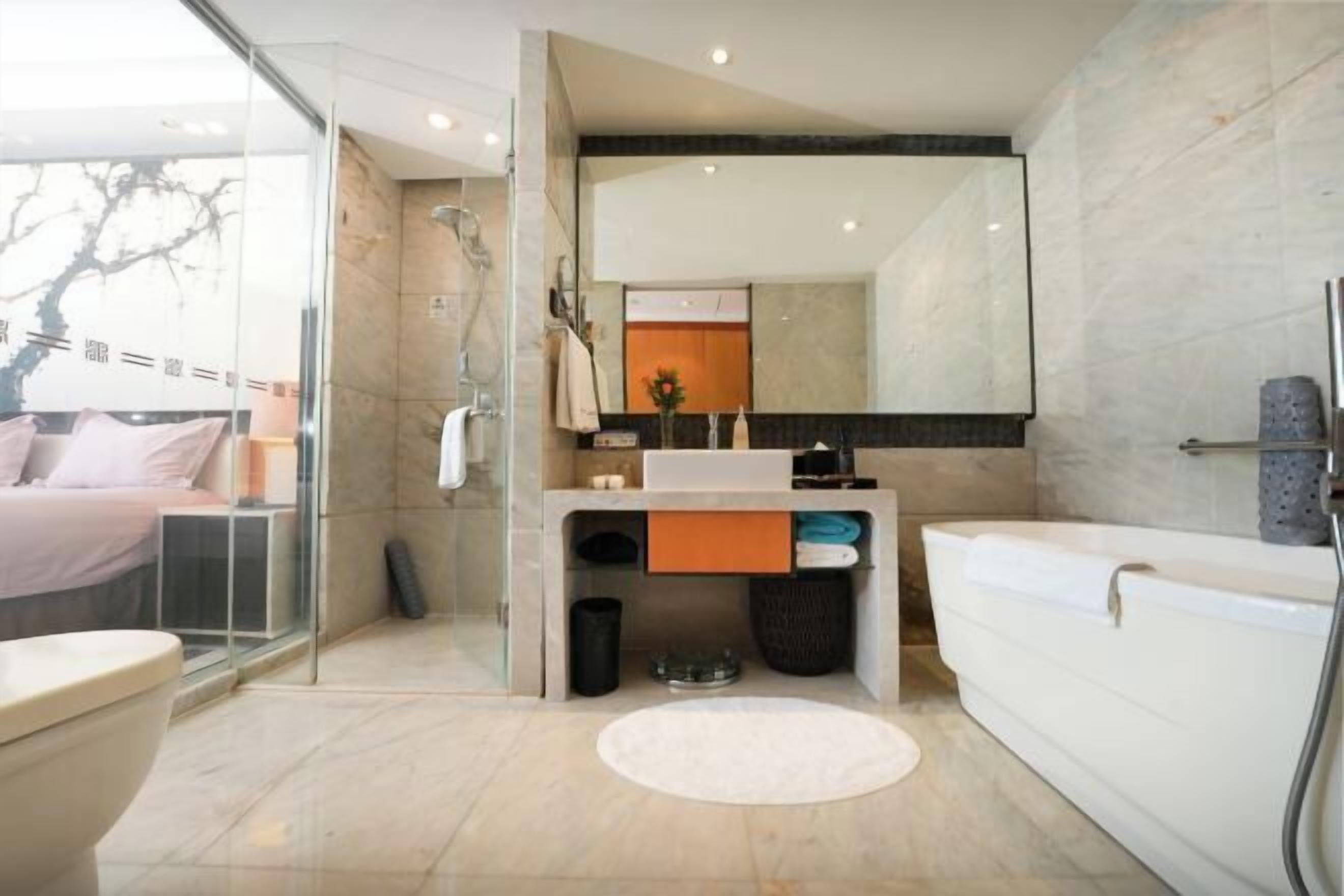 Caja de seguridad en la habitación y tabla de planchar con plancha 