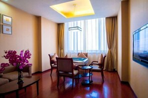 Tallelokero huoneessa, silitysrauta/-lauta, vauvansängyt, internet