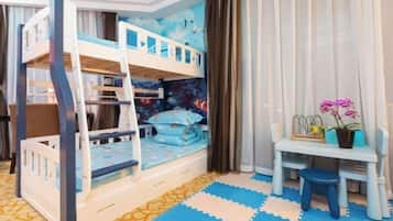 Brankas, setrika/meja setrika, tempat tidur bayi, dan internet