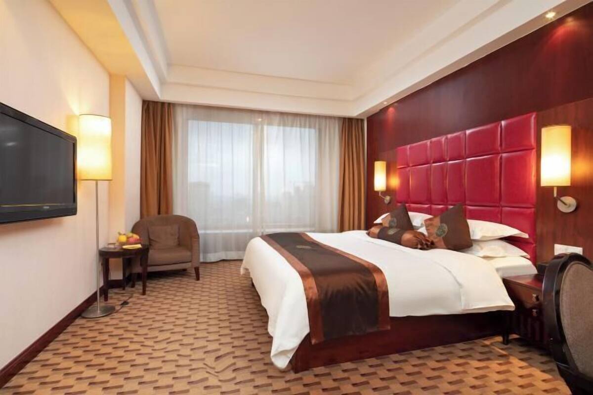 Cofres nos quartos, ferros/tábuas de passar roupa, berços