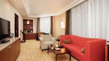 Peti besi dalam bilik, seterika/papan seterika, katil bayi/kot