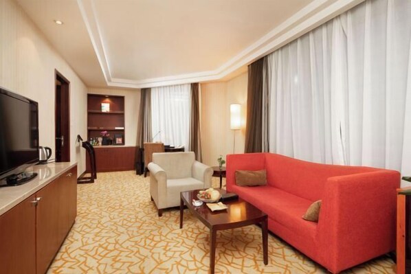 Safe på rommet, strykejern/-brett, barnesenger og internett