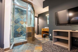 Double Queen Suite Kitchenette (No Pets) | Baño | Tina con regadera, amenidades de baño gratuitas, secadora de cabello 