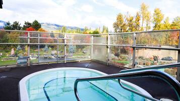 Tina de hidromasaje al aire libre