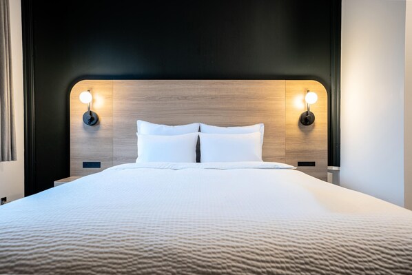 Double Queen Suite Kitchenette (No Pets) | Skrivebord, strykejern/-brett, wi-fi (inkludert) og vekkerklokke