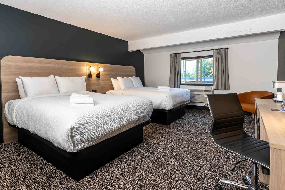 Double Queen Room (No Pets) | 書桌、熨斗/熨衣板、免費無線上網、鬧鐘