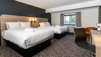 Double Queen Room (No Pets) | 1 habitación, escritorio, tabla de planchar con plancha y wifi gratis