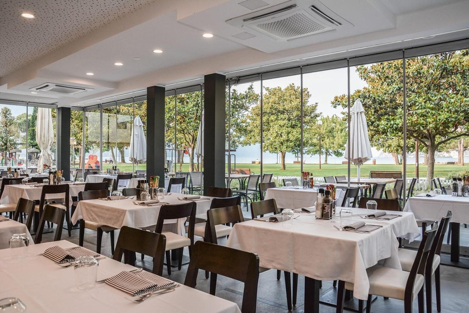 Petit déjeuner et dîner servis sur place, spécialités Cuisine italienne