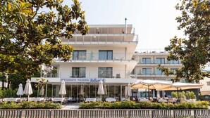 A restaurant with outdoor seating and a sign reading "Ristorante Pizzeria Bellaria."
