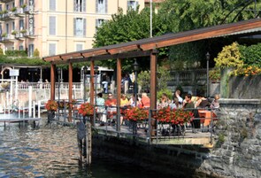 Restaurante con mesas al aire libre 