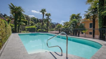 Piscine extérieure (ouverte en saison), parasols de plage