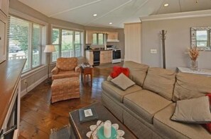 Living area - Holmes with a View (Millersburg)