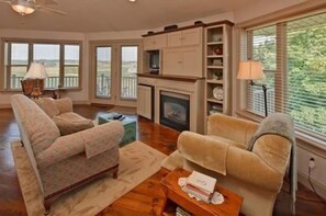 Standard Room | Living area - Holmes with a View (Millersburg)