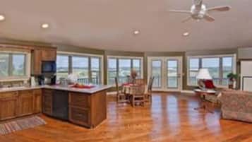 Kamar Standar | Dapur pribadi | Lemari es besar, microwave, kompor, dan mesin pencuci piring