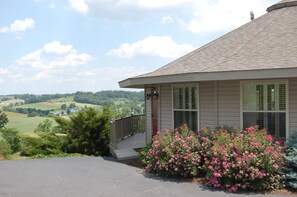 Exterior detail - Holmes with a View (Millersburg)