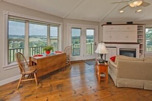 Living area - Holmes with a View (Millersburg)