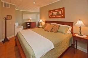 Individually decorated, iron/ironing board, free WiFi - Holmes with a View (Millersburg)