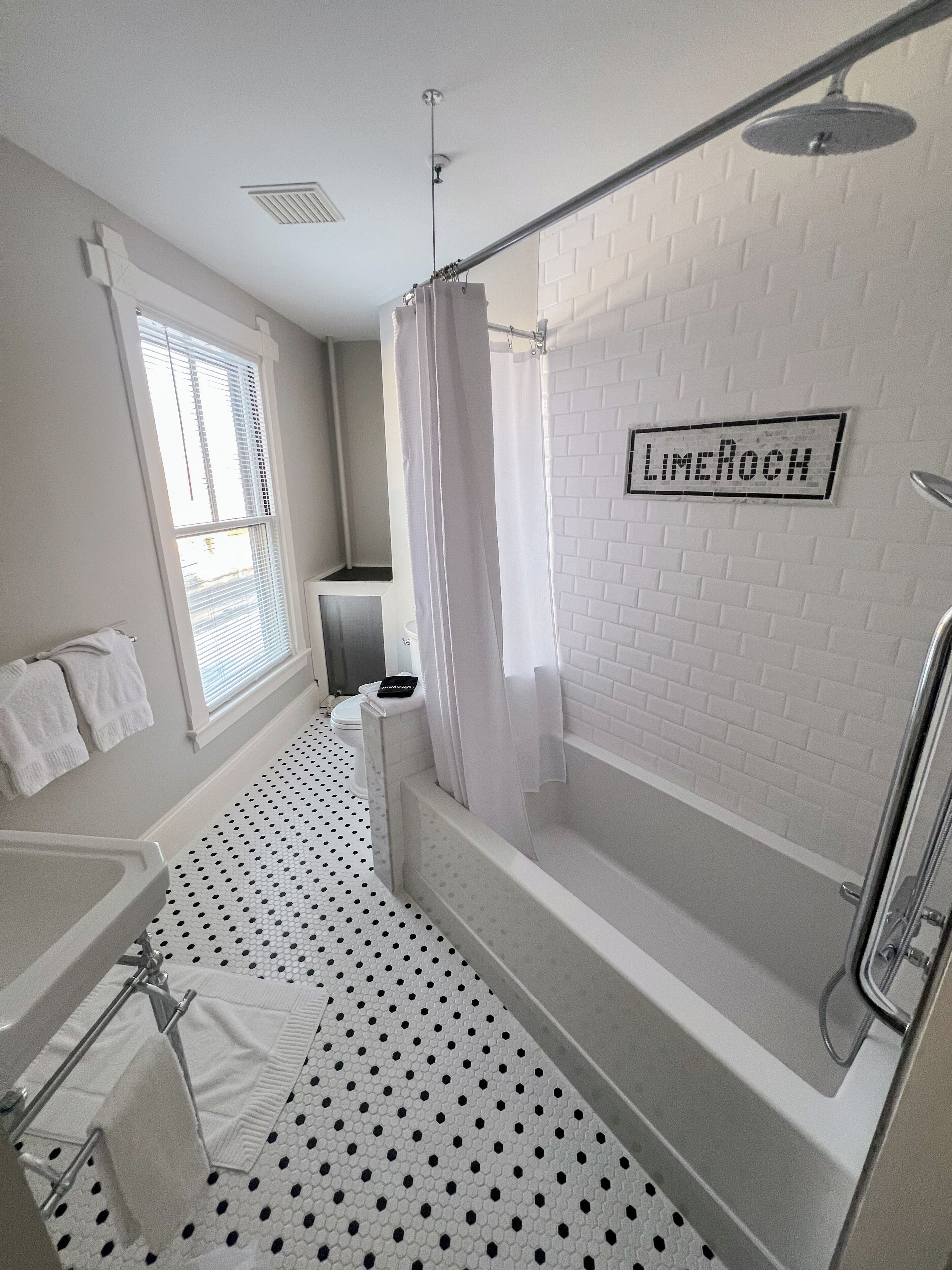 Quarto standard, 1 cama King | Banheiro | Produtos de toalete grátis, secador de cabelo, toalhas de banho 