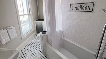 Kamar Standar, 1 Tempat Tidur King | Kamar mandi | Perlengkapan mandi gratis, pengering rambut, dan handuk