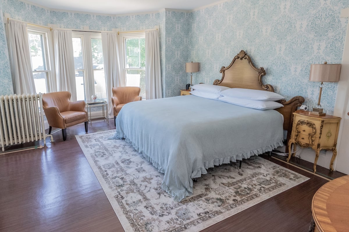 Habitación de lujo, 1 cama King size | Wifi gratis, decoración personalizada y muebles diferentes 