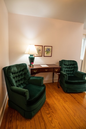 Quarto, 1 cama Queen, para não fumantes, sacada | 1 quarto, individualmente decorados, individualmente mobiliados