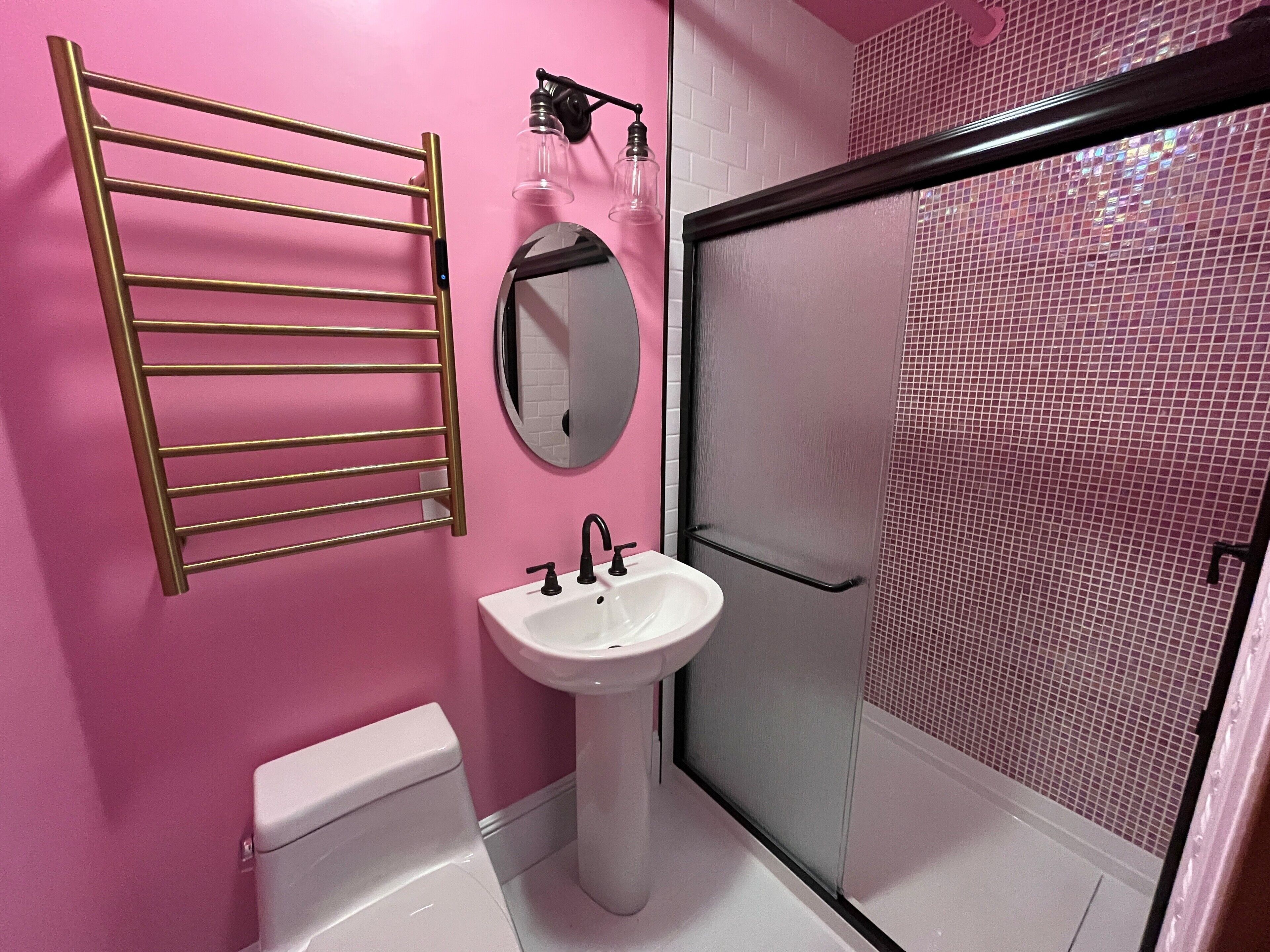 Traditionele tweepersoonskamer | Badkamer | Een douche, gratis toiletartikelen, een haardroger, handdoeken