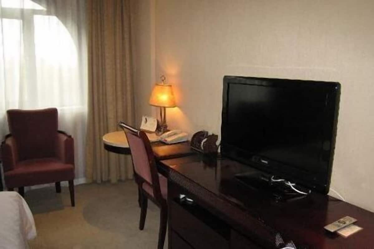 Standard Room, Lake View | Room amenity
