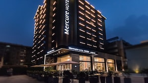Un edifici d'hotel modern amb un senyal ben visible que diu 'Mercure Hotel'.