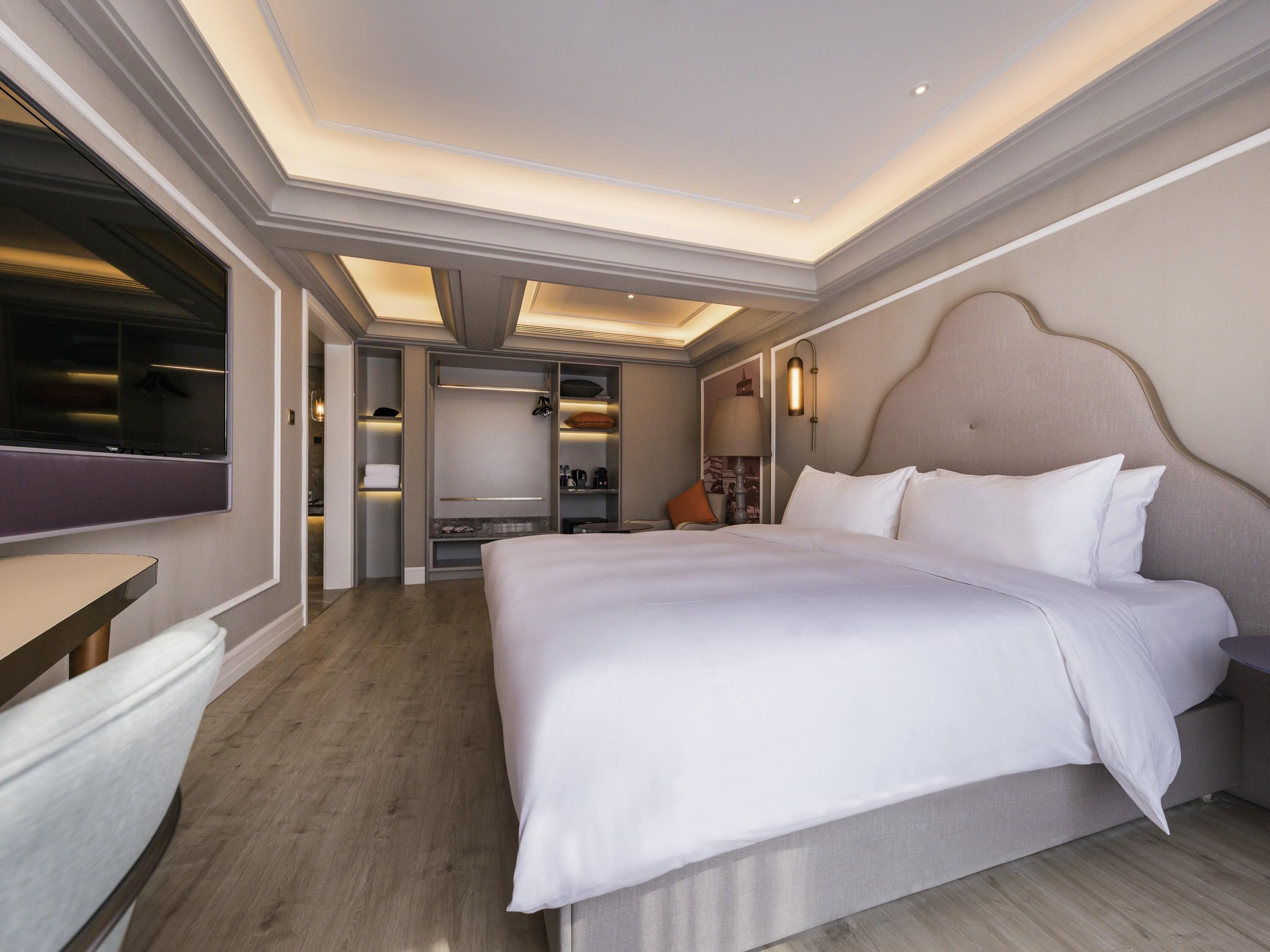 Phòng Deluxe, 1 giường cỡ king | Minibar, két bảo mật tại phòng, bàn 