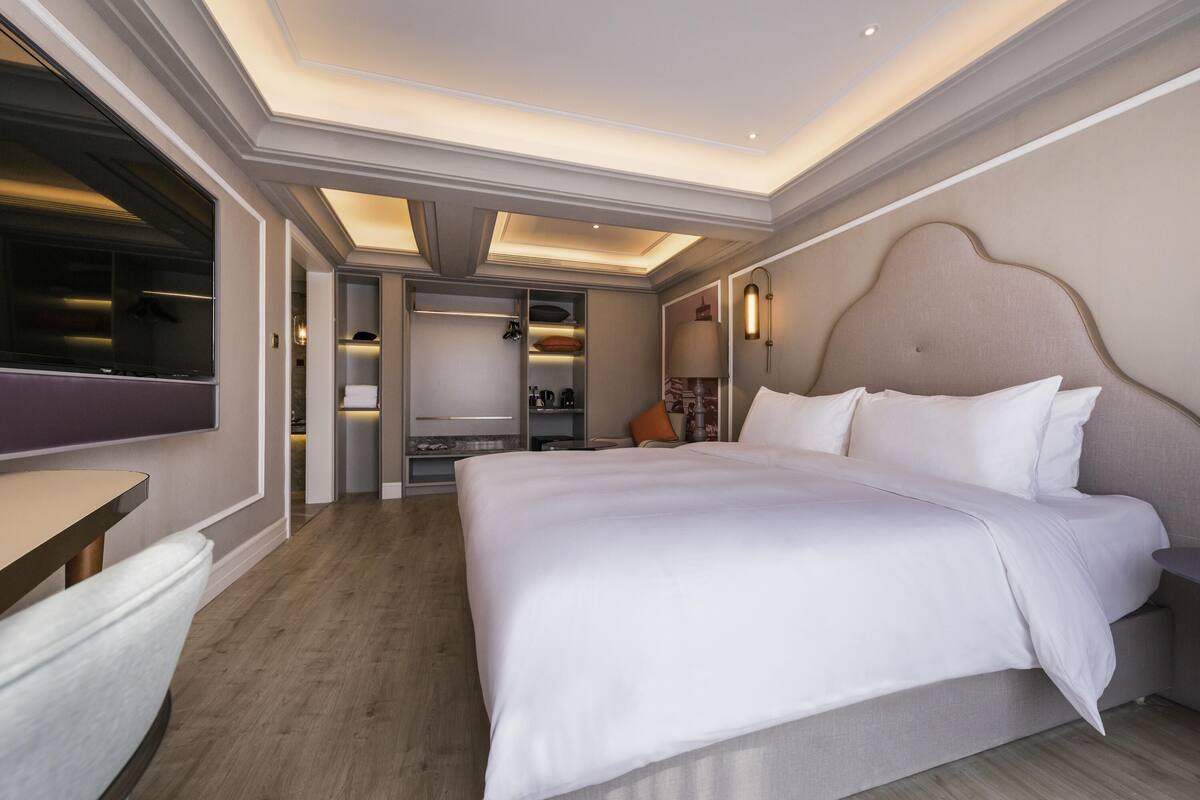 Rom – deluxe, 1 kingsize-seng | Minibar, safe på rommet, skrivebord og wi-fi (inkludert)