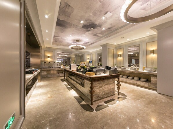 Σερβίρεται πρωινό, μεσημεριανό και βραδινό, με διεθνής κουζίνα