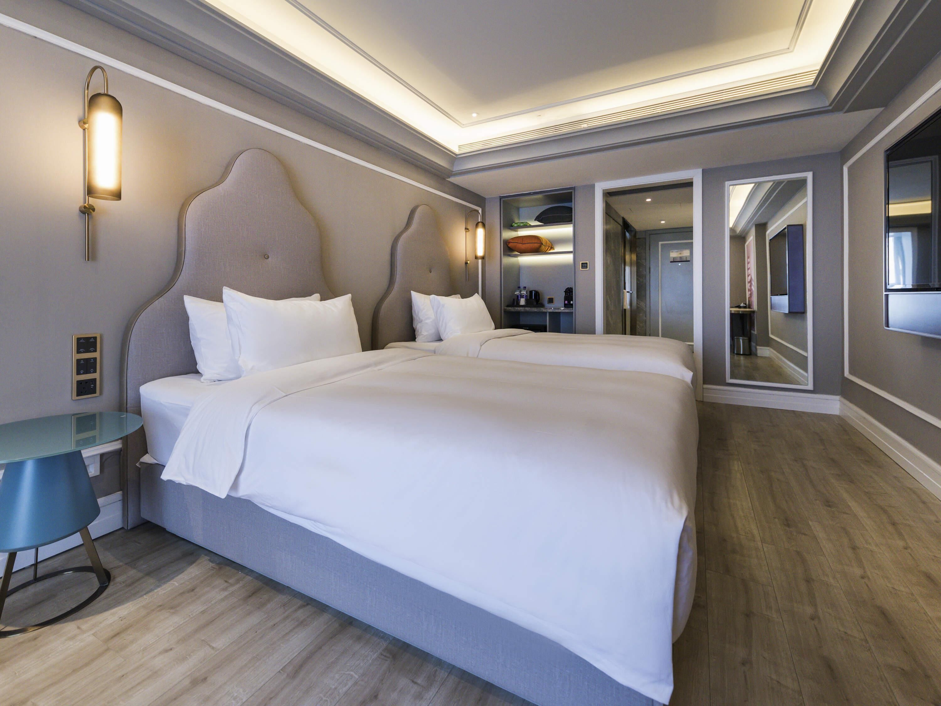 Een minibar, een kluis op de kamer, een bureau, gratis wifi