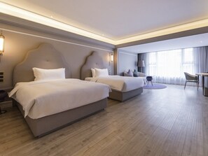 Minibar, brankas, meja kerja, dan Wi-Fi gratis