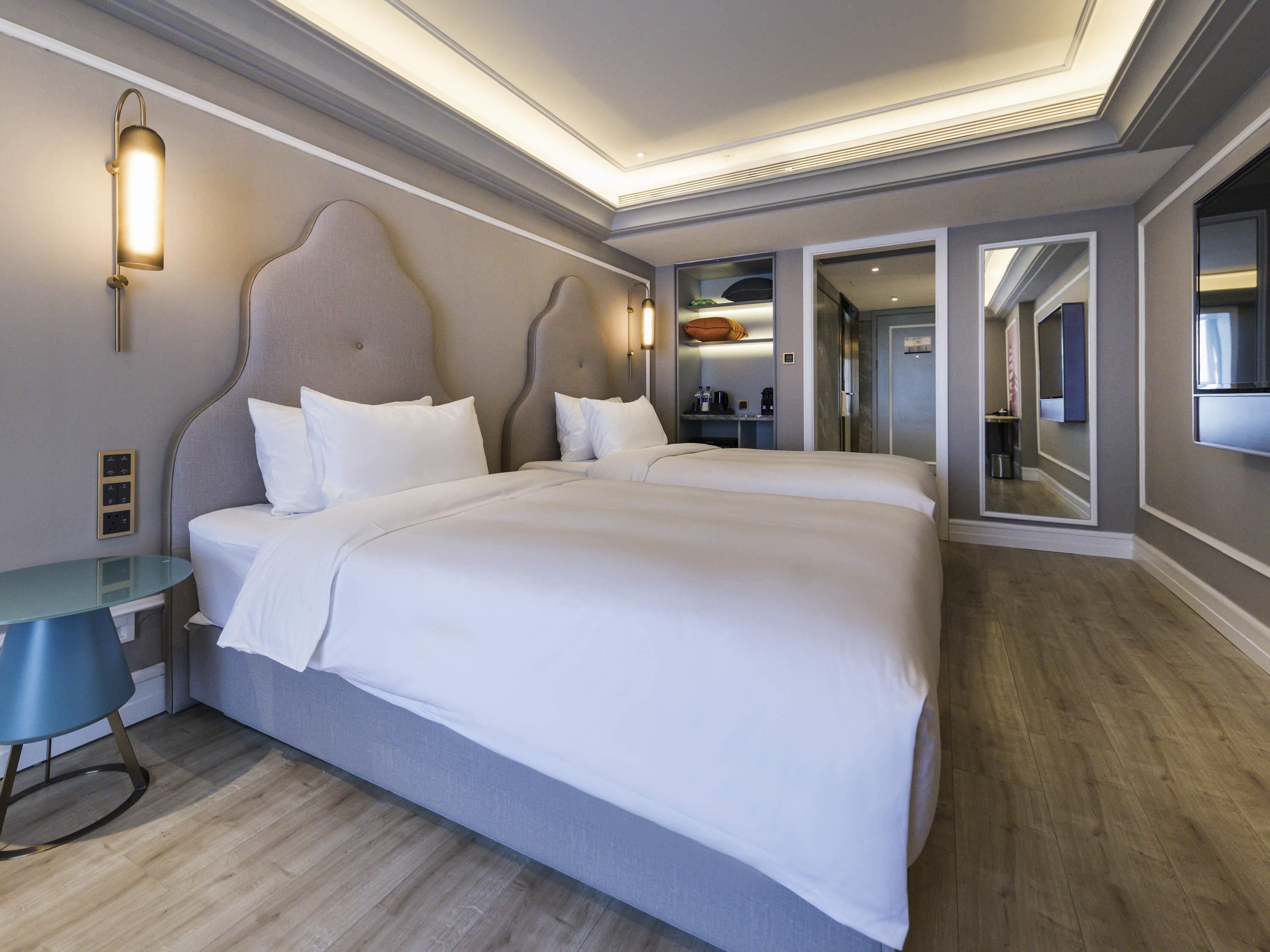 Minibar, két bảo mật tại phòng, bàn 