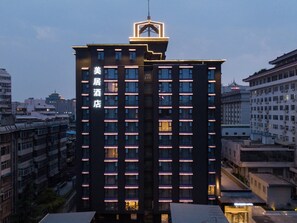 Un imponente hotel de gran altura, con varios pisos y una entrada destacada.
