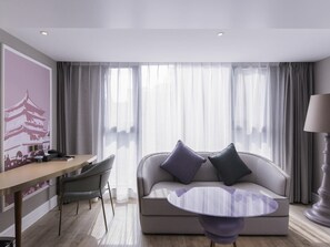 Deluxe-værelse - 2 enkeltsenge | Minibar, pengeskab på værelset, skrivebord, gratis Wi-Fi