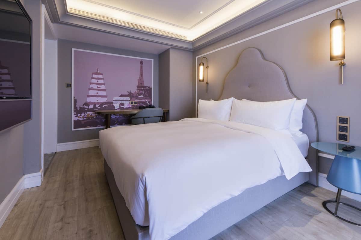 Superior Room, 1 Queen Bed | Minibar, in-room safe, desk, free WiFi