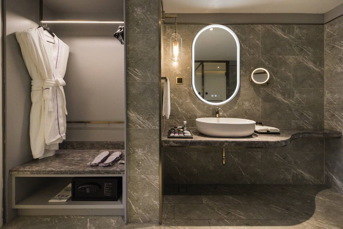Minibar, safe på rommet, skrivebord og wi-fi (inkludert)