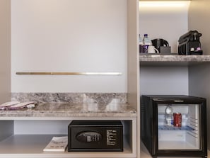 Deluxe-værelse - 1 kingsize-seng | Minibar, pengeskab på værelset, skrivebord, gratis Wi-Fi