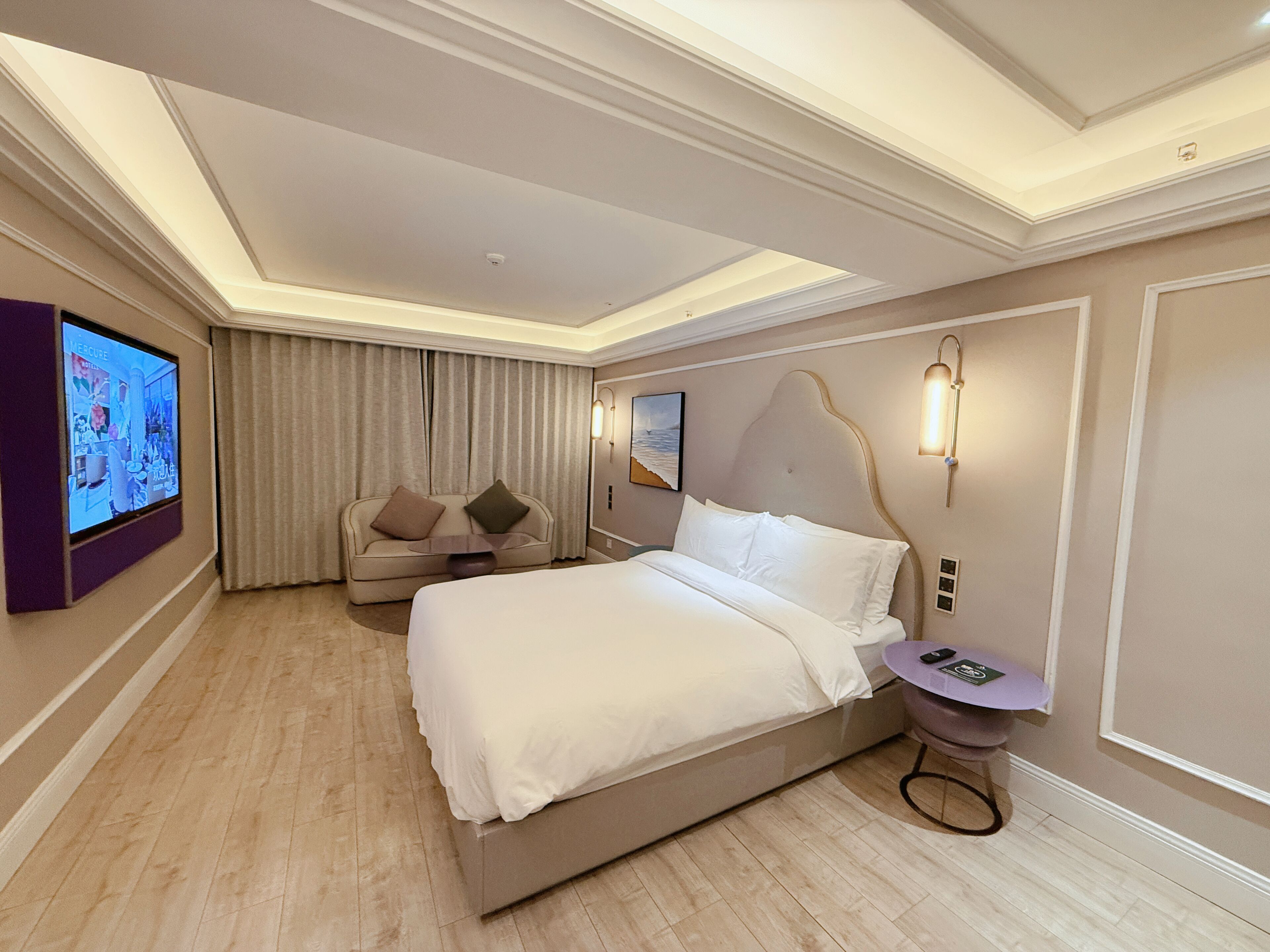 Standardzimmer, 1 Queen-Bett | Minibar, Zimmersafe, Schreibtisch, kostenloses WLAN