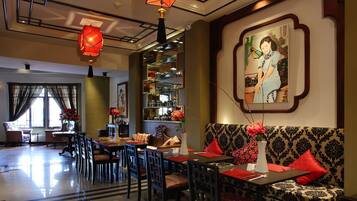 Bữa sáng buffet hàng ngày với phụ phí nhỏ