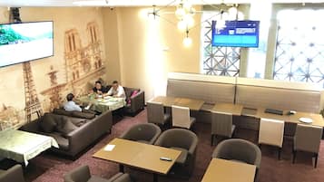 Daily full breakfast (CNY 38 per person)