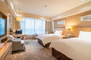 Habitación Deluxe con 2 camas individuales | Ropa de cama de alta calidad, minibar, caja fuerte y escritorio