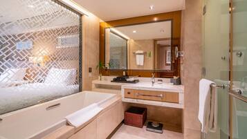 Deluxe eenpersoonskamer | Badkamer | Een douche, gratis toiletartikelen, een haardroger, badjassen