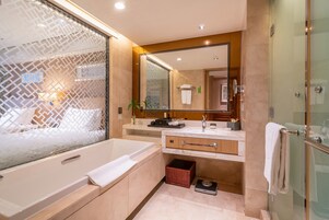 Deluxe Single Room | Bathroom | Shower, free toiletries, hair dryer, bathrobes