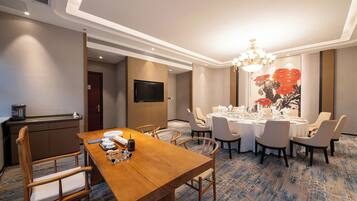 3 restaurantes, se sirven desayunos, comidas, cenas y cocina japonesa