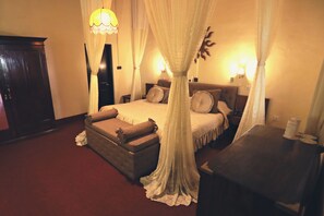 Presidential Room | In-room safe, individually furnished, desk, soundproofing - Bandarawela Hotel (Bandarawela)